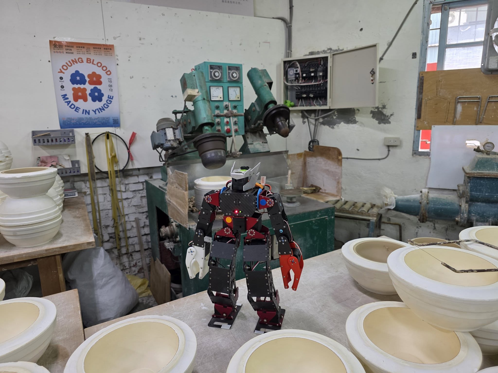 齊格飛人形機器人走進新旺集瓷,展開 AI 與陶藝文化交流